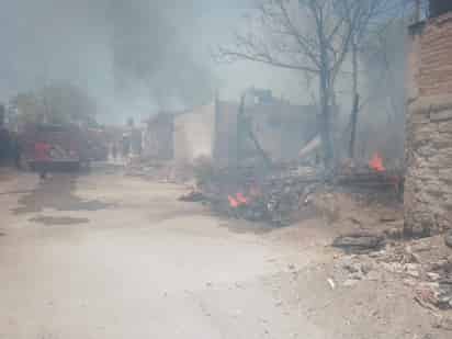 Incendio destruye dos jacales y parte de una vivienda en la Santiago Ramírez de Torreón