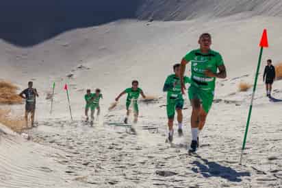 El trabajo de los albiverdes en las Dunas de Bilbao, consistió en actividades de fuerza y resistencia, dentro del intenso programa de pretemporada que se
lleva a cabo en la Comarca Lagunera y sus alrededores. (Club Santos)