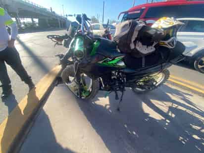 Motociclista choca por alcance contra auto en Gómez Palacio, fue hospitalizado