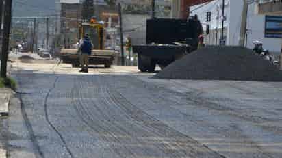 Importantes avances lleva el recarpeteo en la calle De la Fuente en Monclova