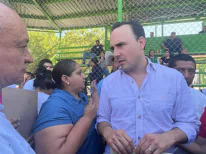 El gobernador recibe el documento de manos del vocero del Foro de Abogados Miguel Ángel Reyna Adam