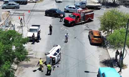 Choque volcadura entre dos autos deja daños materiales estimados en más de 80 mil pesos