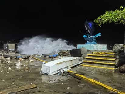 Huracán Erick: Olas comienzan a golpear Puerto Escondido en Oaxaca
