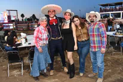 Olga de la Torre Ortiz, Beto Muñoz, Sydnye de Alva, Chantelle de Alva y Abraham Covarrubias.