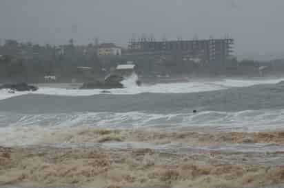 Erick se debilita a tormenta tropical al entrar a tierra por Guerrero
