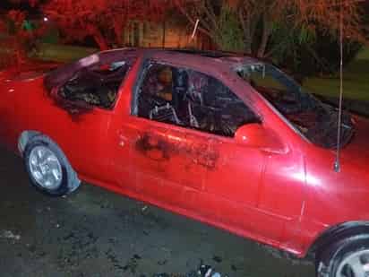 Se incendia vehículo en la colonia División del Norte, vecinos actúan rápidamente