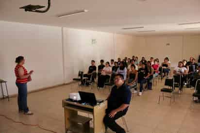 Inician alumnos de enfermería diplomado rumbo a su titulación