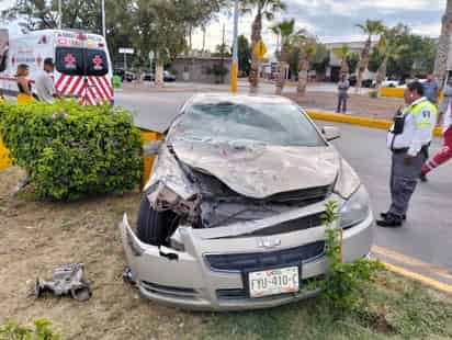 Auto se impacta contra camión de pasajeros en Gómez Palacio; hay un lesionado