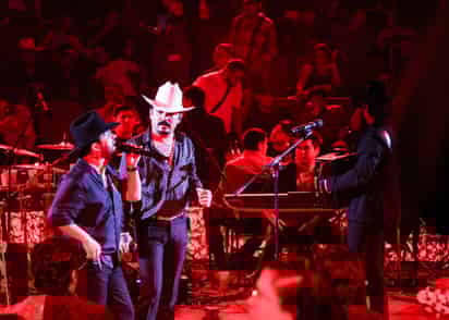 Sorprende Luis R. Conriquez junto a Los Dos Carnales en Gómez Palacio