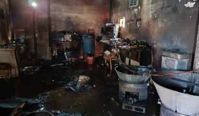 Incendio consume comercio de alimentos en Villas del Bosque de Torreón