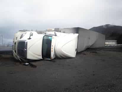 Tráiler vuelca en la Carretera Federal 57 por exceso de velocidad en Arteaga