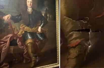 Afectaciones. El turista tropezó cuando intentaba tomarse una foto y acabó apoyándose en el cuadro.
