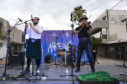 Sonoridad. El dúo Los Bardos abrió el escenario del Corredor Matamoros con música celta.