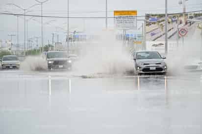 Lluvias en Torreón dejan encharcamientos en cruceros y algunos árboles caídos