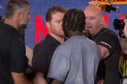 'Canelo' Álvarez y Terence Crawford protagonizan tenso cara a cara