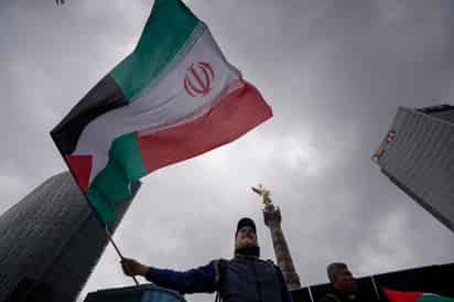 Una persona sostiene una bandera durante una manifestación a favor de Palestina e Irán este domingo, en Ciudad de México. Tras los bombardeos de EE.UU. a tres instalaciones nucleares iraníes y la posible escalada de violencia en Oriente Medio, el Gobierno de México informó este domingo que se ha facilitado la evacuación a 175 connacionales de manera efectiva y “segura” / EFE