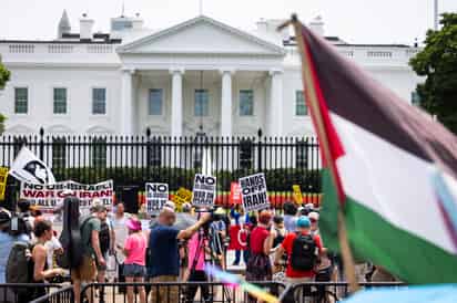 Manifestantes expresan su oposición a la decisión del presidente estadounidense Donald Trump de bombardear tres instalaciones nucleares en Irán, frente a la Casa Blanca en Washington, D.C. / EFE