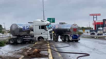Operador de tráiler doble remolque se sube al camellón central del Periférico