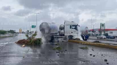 Operador de tráiler doble remolque se sube al camellón central del Periférico