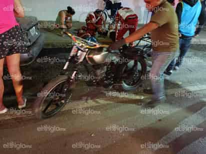 Dos menores resultan lesionados tras impactar motocicleta contra vehículo estacionado en Torreón