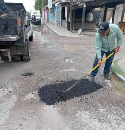 Atienden daños ocasionados en la carpeta asfáltica por humedad. (EL SIGLO DE TORREÓN)