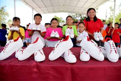 Entrega Ayuntamiento de Gómez Palacio calzado deportivo a alumnos de la primaria Narciso Mendoza