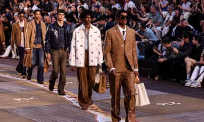 Modelos presentan creaciones de la colección Primavera/Verano por el músico y diseñador Pharrell Williams. Foto: EFE