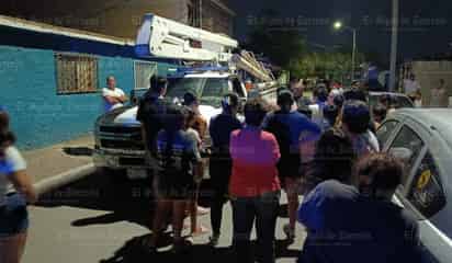 Vecinos de la Carmen Romano retienen camión de la CFE en protesta por fallas eléctricas