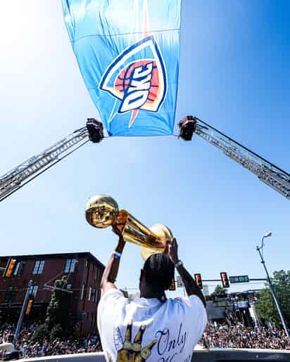 Con el trofeo elevado en las manos de Shai Gilgeous-Alexander, los aficionados presentes corearon el nombre de sus jugadores, que se consagraron el domingo como monarcas de la NBA tras 46 años.