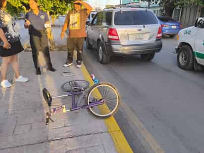 Ciclista termina lesionado tras presuntamente invadir un carril en Torreón