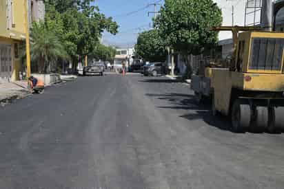 Rehabilitan la Calle 25 en el fraccionamiento Filadelfia en Gómez Palacio