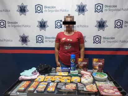 Policía Municipal de Torreón detiene a mujer por robo a comercio en la colonia Abastos