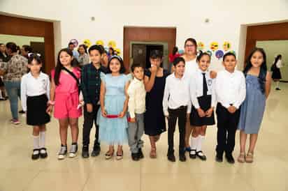 Niñas y niños de cuarto grado que participaron en la exposición Entre Círculos Estoy.