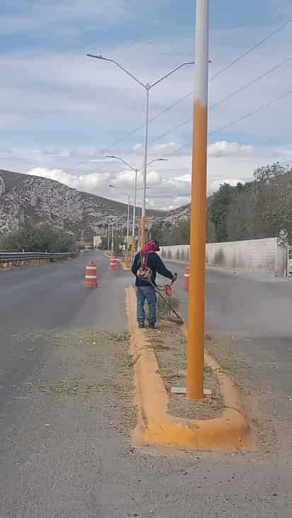 Dan mantenimiento a bulevares Carlos Herrera y Sacramento. (EL SIGLO DE TORREÓN)
