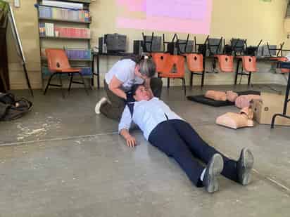 Capacitan a personal educativo en primeros auxilios en La Laguna de Durango