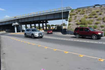 El director de Obras Públicas, Juan Adolfo Von Bertrab detalló el proyecto a los regidores. (EL SIGLO DE TORREÓN)