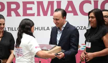 Manolo premia a niñas y niños ganadores de la Olimpiada del Conocimiento
