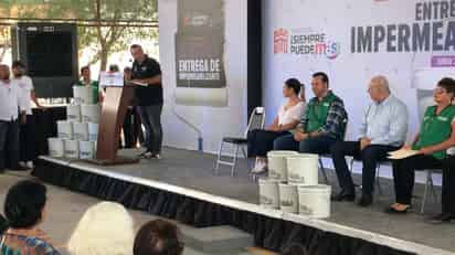 Entregan impermeabilizante a bajo costo; el alcalde acudió a la colonia Nueva California. (EL SIGLO DE TORREÓN)