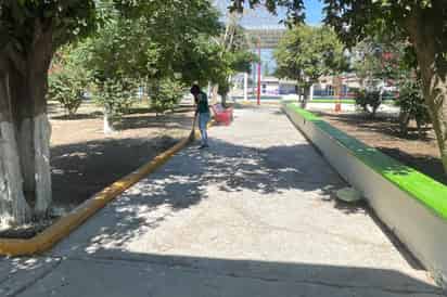 Realizan trabajos de mantenimiento integral en Plaza Principal de La Loma
