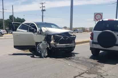 Percance vehicular en el Segundo Periférico de Gómez Palacio deja cuantiosos daños materiales