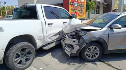 Camionetas protagonizan accidente vehicular en bulevar Independencia
