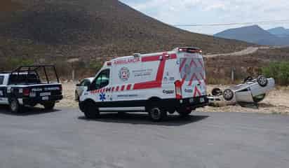 Vuelca acelerada joven su vehículo en la carretera antigua a Monclova