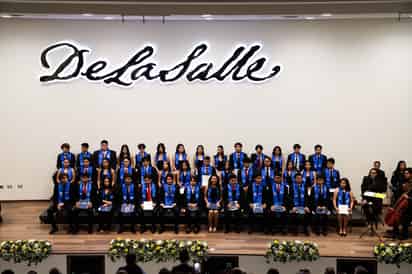 Estudiantes celebran con orgullo la culminación de sus estudios.