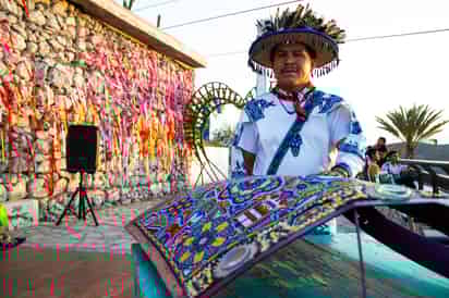 Presencia. El marakame Julián Carrillo lidera a un grupo de 18 artistas wixárikas en un proyecto gestado en Torreón.
