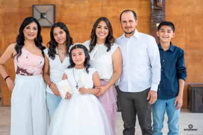Valentina Rodríguez Quezada acompañada por sus papás Fredy Rodríguez y María Quezada Flores, su hermano Leonardo Rodríguez y su madrina Luz María Quezada Flores.