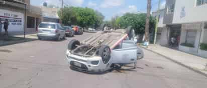 Dos lesionados tras choque volcadura en Gómez Palacio, viajaban en un taxi