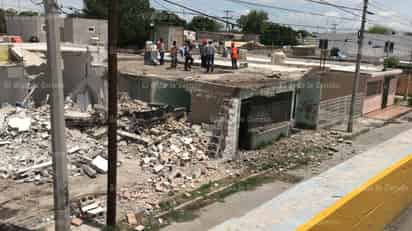 Inicia demolición de dos casas para construir el Paso Vial Villa Florida, pese a inconformidad de vecinos
