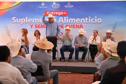 Entregan suplemento alimenticio y semillas de avena a productores de Lerdo