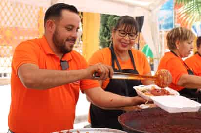 Cientos de personas participan en la 'Mega Reliquia 2025' en la parroquia de San Pedro Apóstol