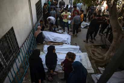 Palestinos despiden a sus familiares fallecidos en un ataque aéreo israelí en el Hospital Al-Shifa de la ciudad de Gaza, el 30 de junio de 2025. Según el Ministerio de Salud de Gaza, 24 palestinos murieron tras el ataque del ejército israelí contra el café Al-Baqa, ubicado en el paseo marítimo de la ciudad de Gaza /